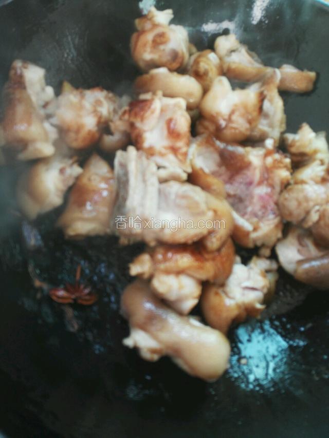 放入八角，料酒，白糖。
倒入适量老抽
