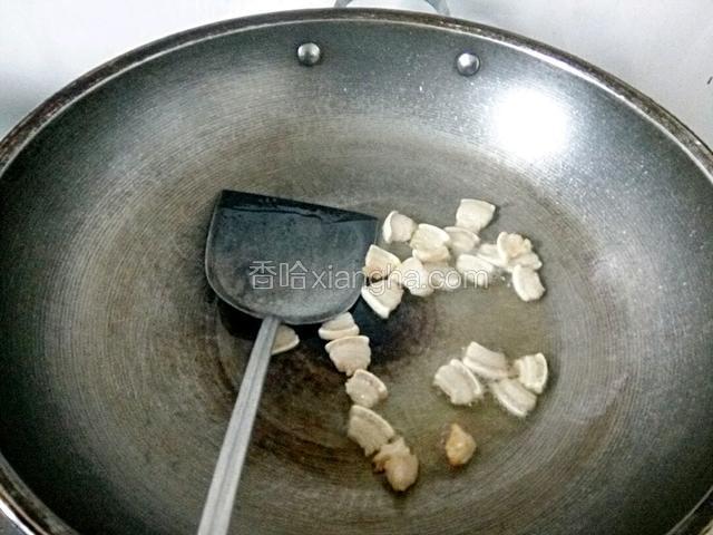 锅一点油炸肥肉，多炸一会至焦黄
