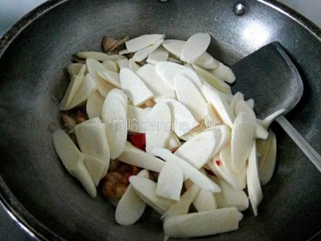 倒入茭白，红辣椒