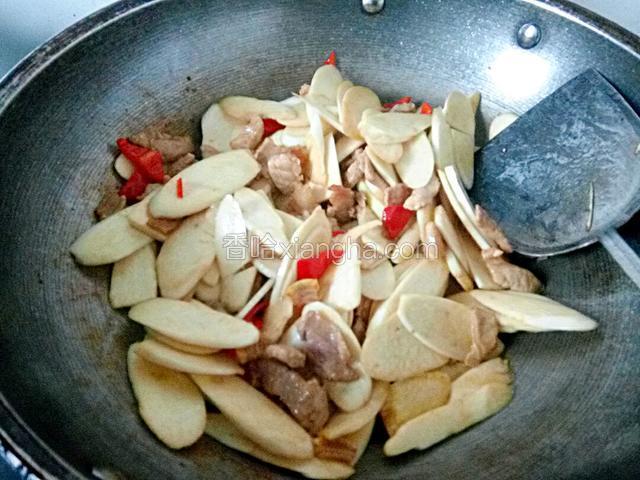 翻炒均匀焖一会加盐