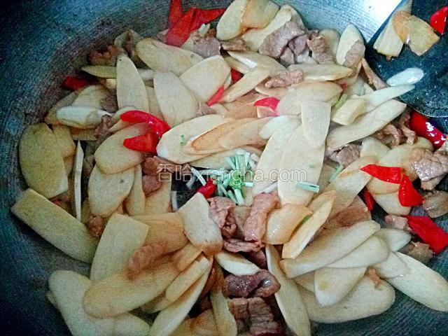 再翻炒一会加糖，葱花