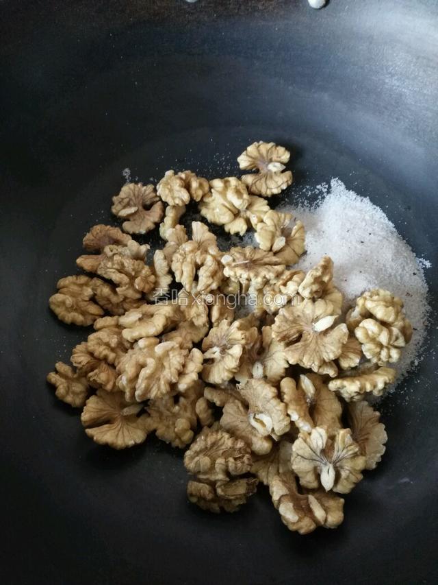 核桃仁用盐炒熟，再滤掉盐