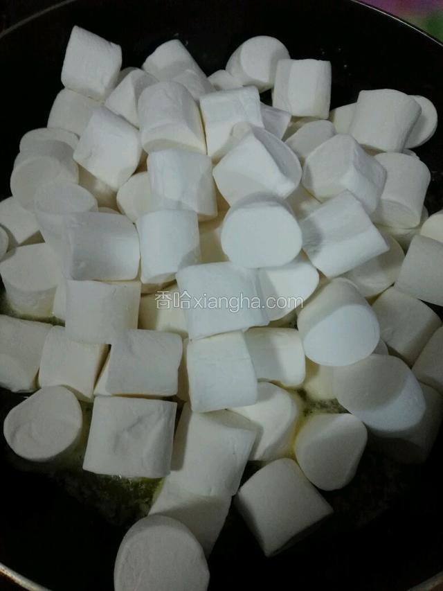 放入棉花糖化开，用筷子不停转动