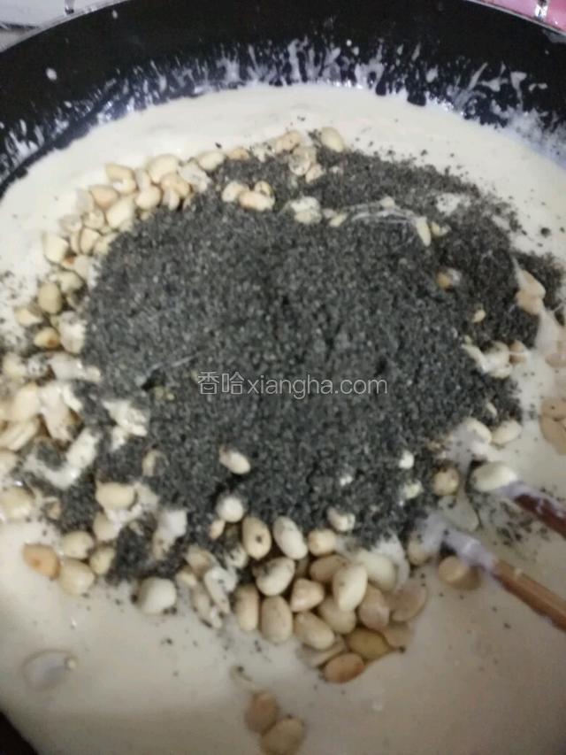 放入黑芝麻粉，用筷子转匀，