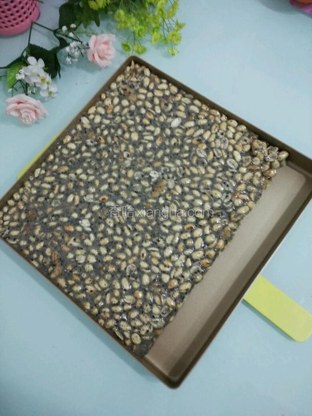 倒入不粘盆里，套一次性手套涂点油拍平成型，厚度掌握好，待凉透，