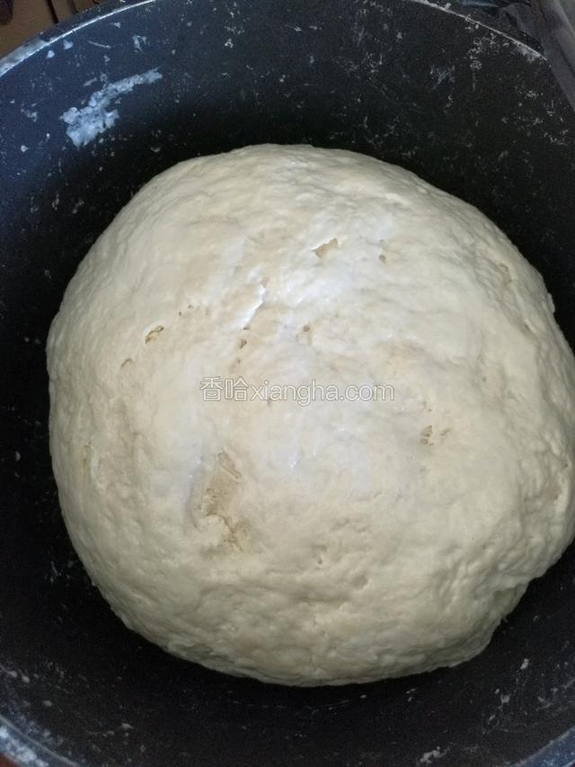 用冷水把面和好。