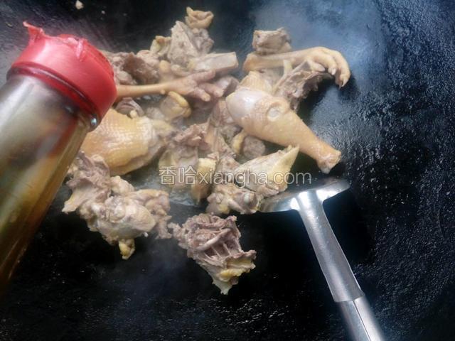 油温七层热，倒入鸡块，加入老抽和料酒