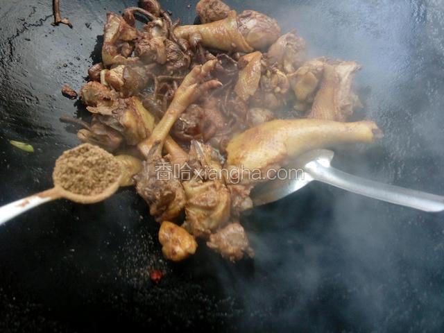 倒入蘑菇，加入胡椒粉