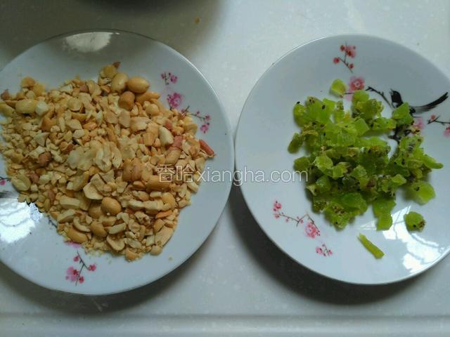 花生隔袋子擀碎，也可以不擀整颗都可以。猕猴桃干切丁。