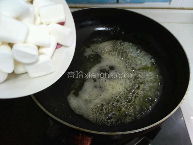 锅烧热后转小火放入黄油融化后倒入棉花糖翻炒融化后倒入奶粉拌匀关火