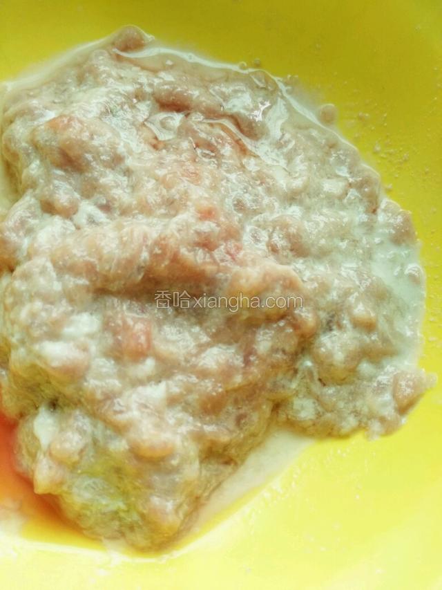 瘦肉切碎，用淀粉，生姜抓匀，放入盐腌制15分钟