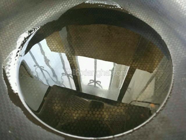 锅里倒油，干煸油要多一些。