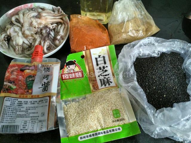 准备材料。
鱿鱼头化冻去嘴洗净。