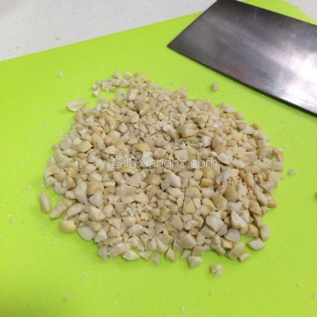 把花生切碎。（也可以直接放在保鲜袋内，用擀面杖擀碎下）