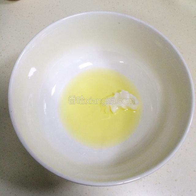 在盆内加入45克色拉油和5克猪油，用手动打蛋器搅拌均匀。