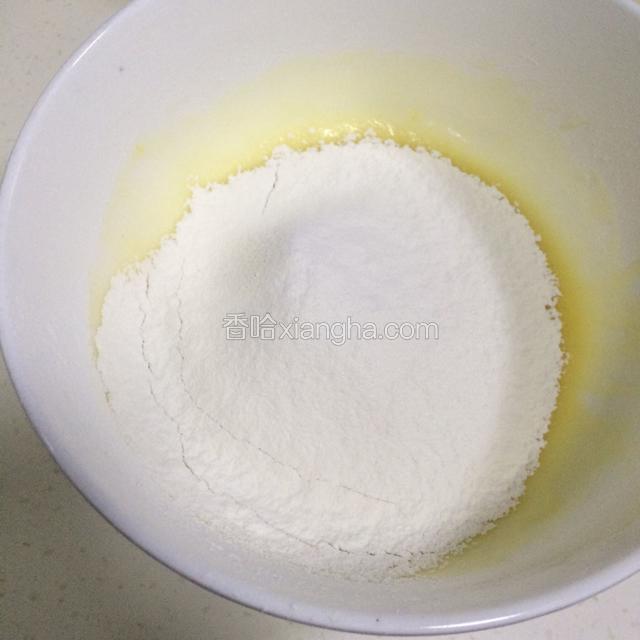 筛入低筋面粉、泡打粉和苏打粉。