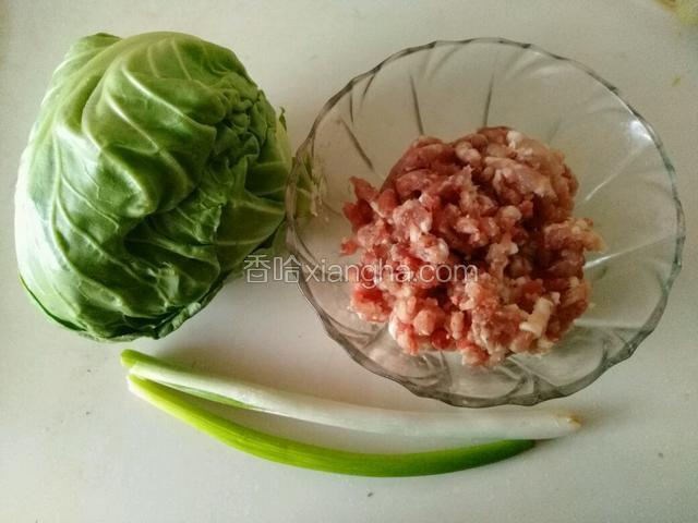 准备好肉馅，大头菜