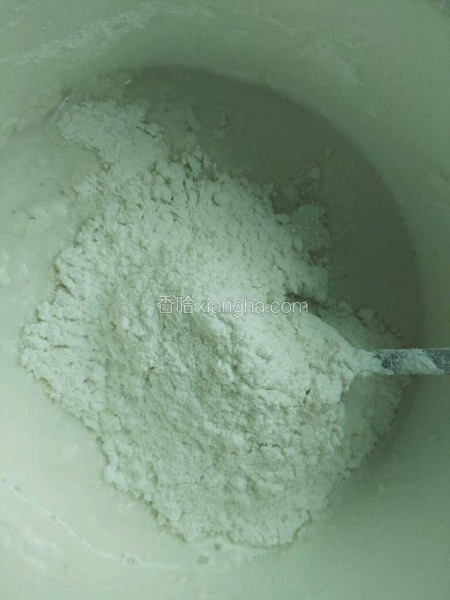 温开水放入适量白糖，将白糖搅拌至融化。
慢慢放入糯米饭，一边搅拌