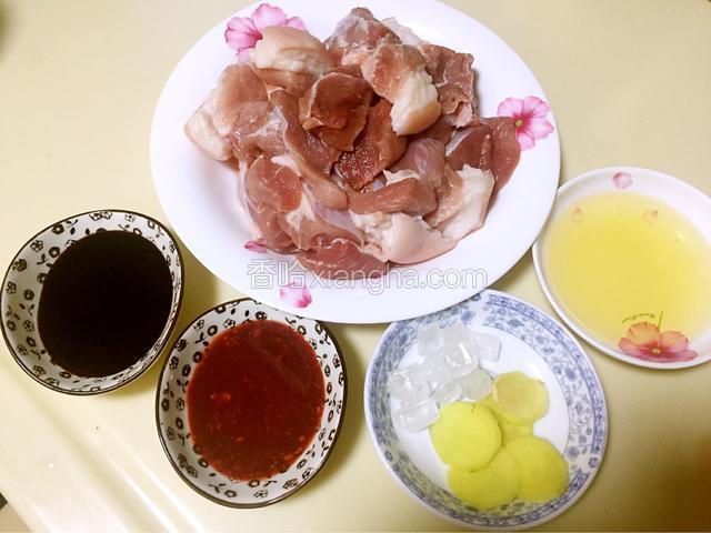 准备切好的腱子肉（3cm见方）与调料。