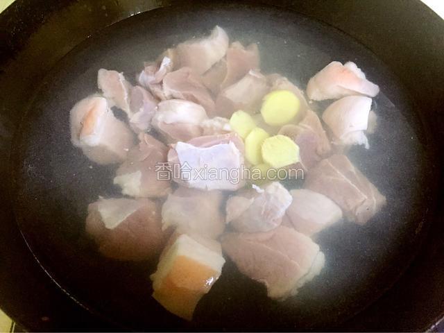 锅中倒入水放入肉块与姜片，开锅焯煮1分多钟，肉煮好了关火捞出。