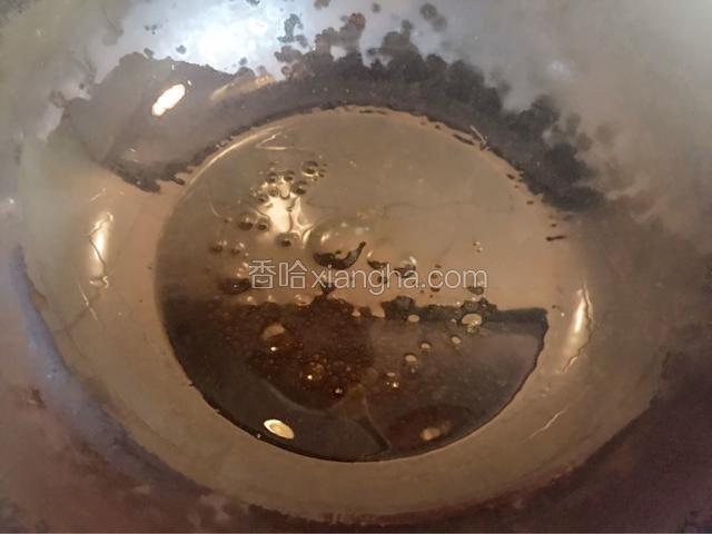 锅烧热放入油放入冰糖，小火不断翻炒煮糖色。