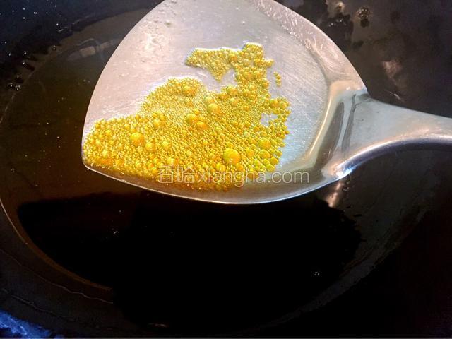 冰糖翻炒到这个颜色可以放肉块了。还可以再深一点点的颜色。