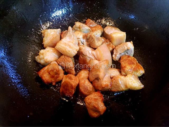 放入肉块，糖色翻炒均匀。