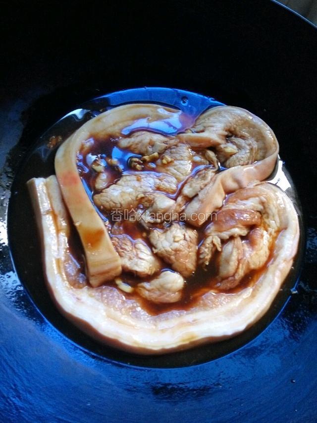 加入两条五花肉，慢火煮，并且不时翻动五花肉防止粘锅。
为了让五花肉更加入味，一定要煮到比较长的时间才会让五花肉更加入味。
煮到酱汁将近粘稠，可以用碗装点酱汁，以便用于切好的五花肉蘸酱和上色。