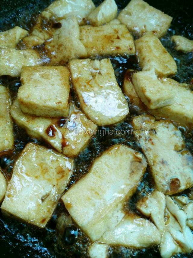 两面煎至金黄色
倒入适量生抽，适量清水