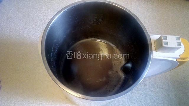 当豆浆机发出嘀滴的提示音，表示豆浆已打好，拔掉电源，拿掉豆浆机机头，营养美味的红豆红枣豆浆已打好!