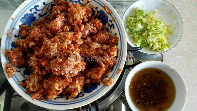 首先准备好羊里脊肉肉馅儿(最好手剁馅儿)