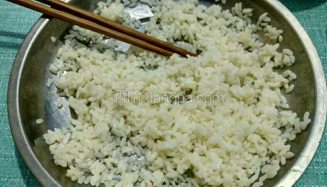 把调好的寿司醋，倒入米饭里搅拌均匀。