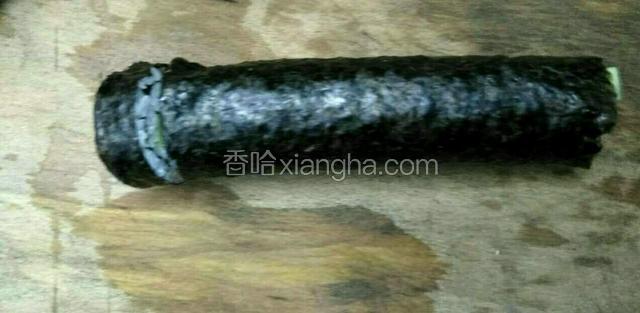 卷好的寿司，放到菜板上切成2厘米宽的段。