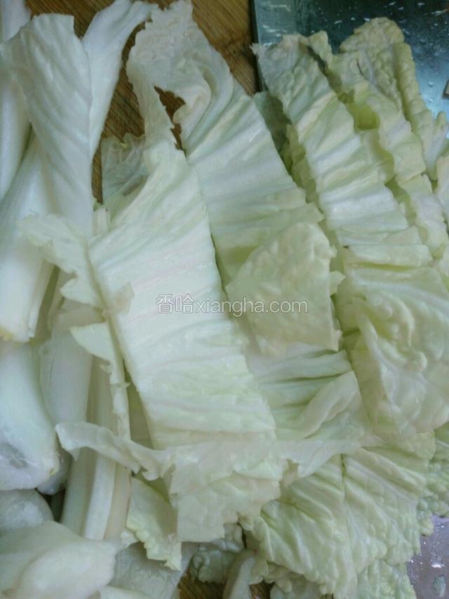大白菜洗干净切段。