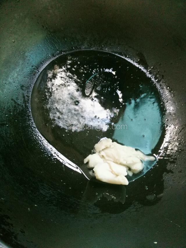 锅里放入猪油烧热。