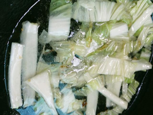 倒入适量清水烧开。