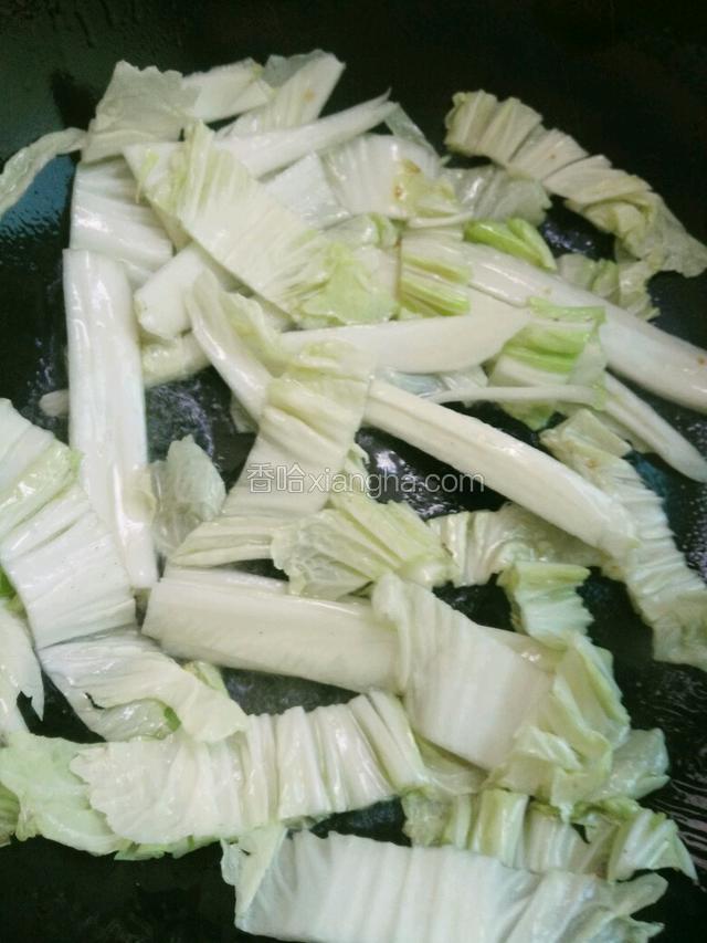 放入大白菜翻炒。