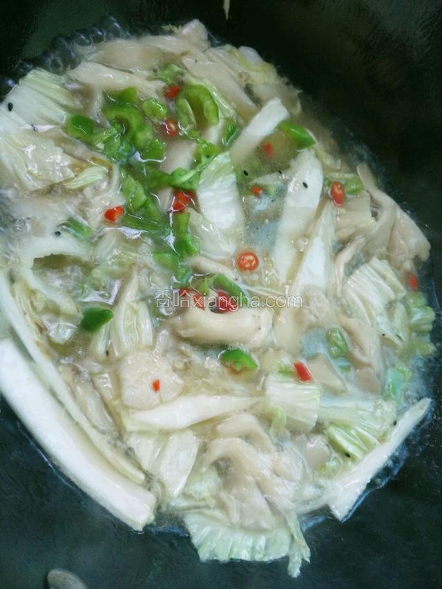 煮沸后放入青红辣椒，放入适量生抽。