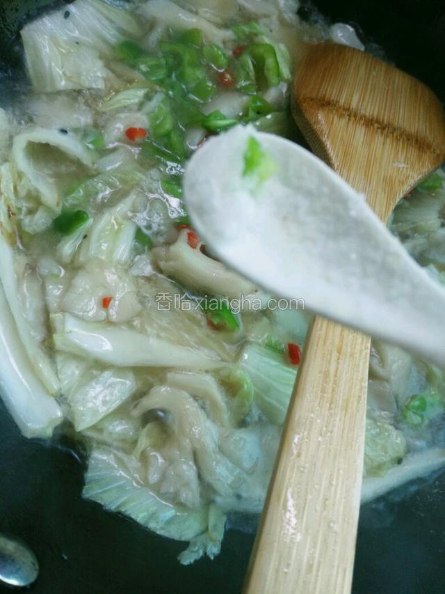 加入适量盐，鸡精，调味。
将面条倒入一起即食