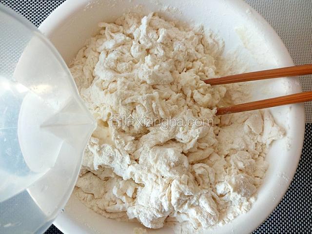 所有材料混合以后慢慢倒入温水，把面粉搅拌成无干面絮状。