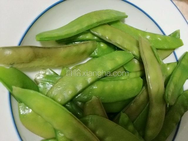 荷兰豆中火焯水两分钟；