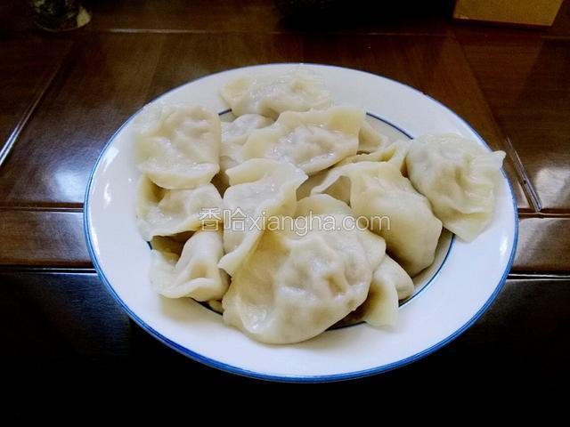 煮好的饺子自然晾凉，最好是第二天煎炸；