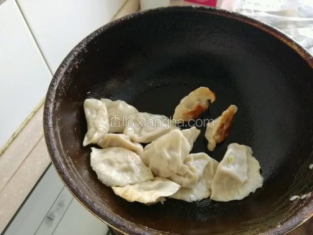 热锅凉油，油温烧热时，放入饺子，一定小火盖盖煎炸！