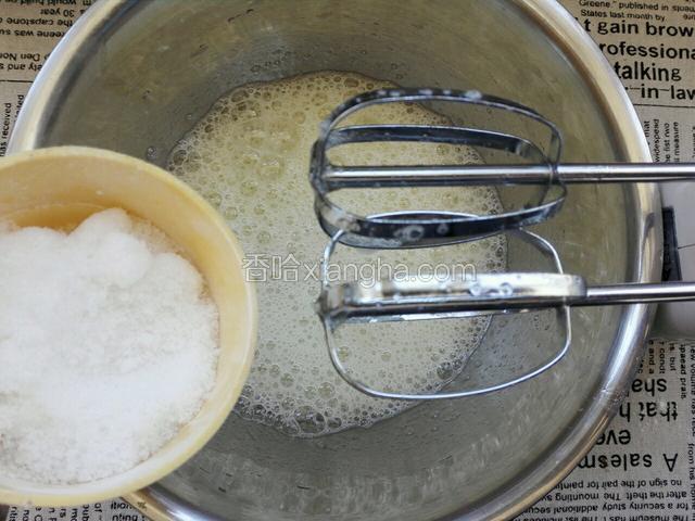 然后用电动打蛋器高速打发制有大泡状加入第一次糖