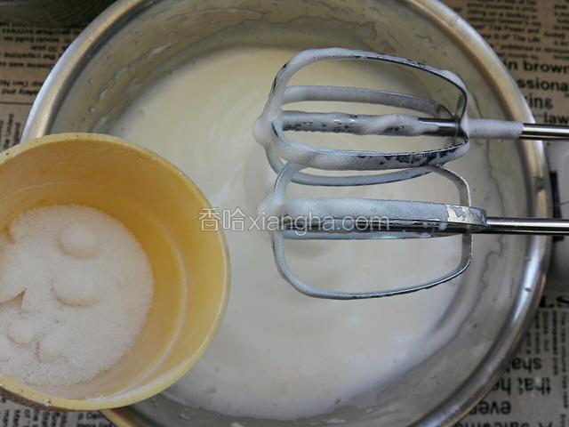 待打发蛋白流动状态加入第三次糖