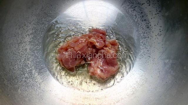 锅内放油，烧热后，放入猪肉片，快速翻炒，至肉片变色断生。