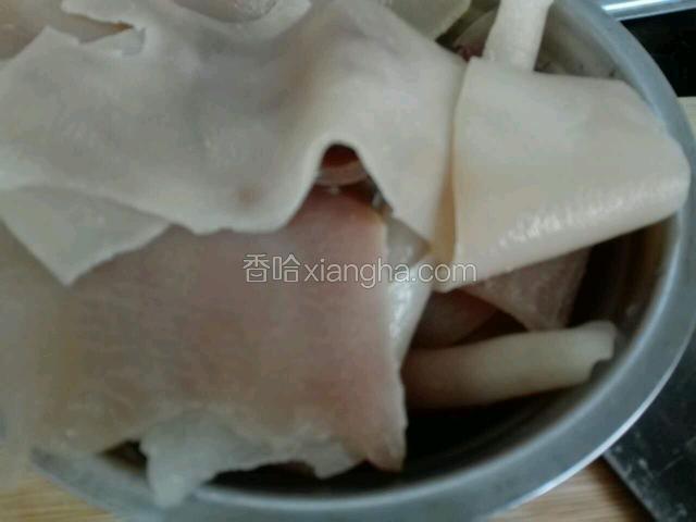 捞出再剃肥肉和猪毛，再洗一遍。再煮一次，再刮肥肉。共反复三次，最后洗净。
