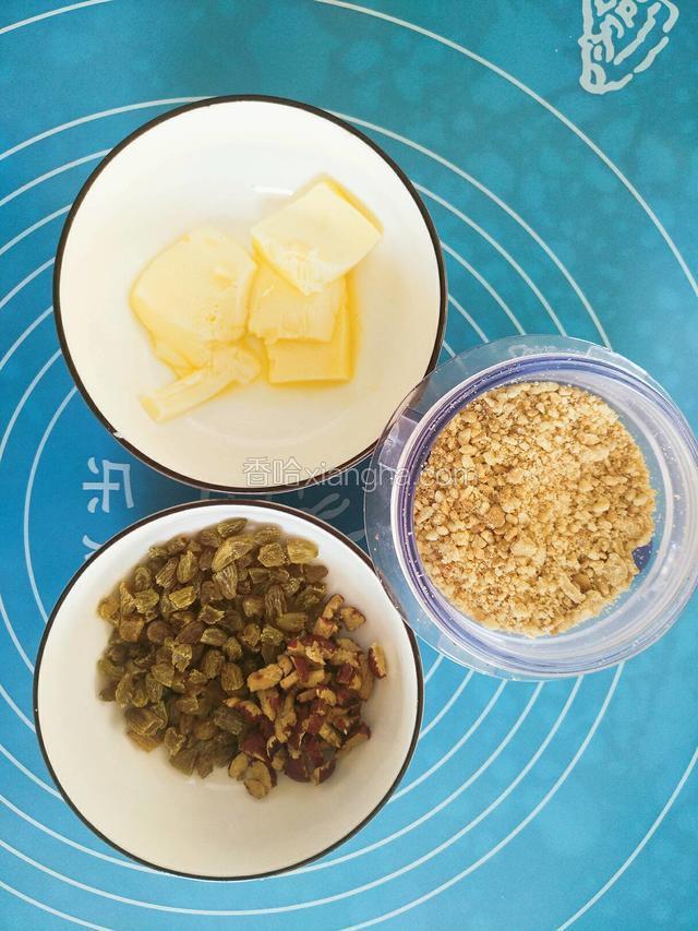 将20克黄油提前软化，花生用料理机打碎，葡萄干和红枣切碎