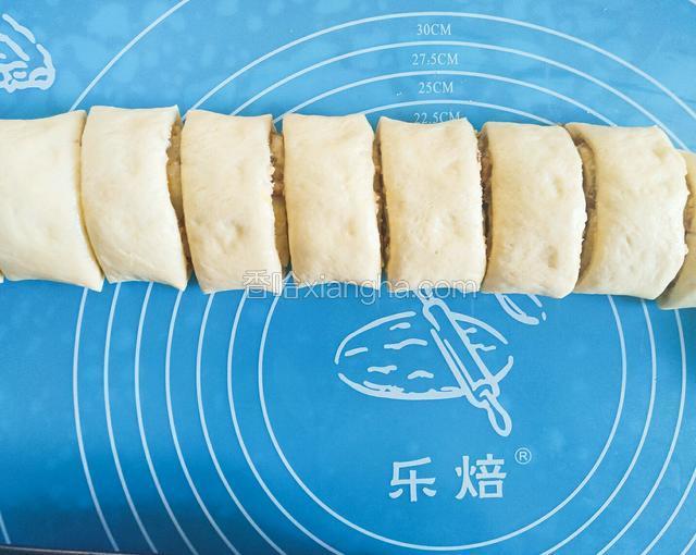 将面片从一头卷起，切成小份