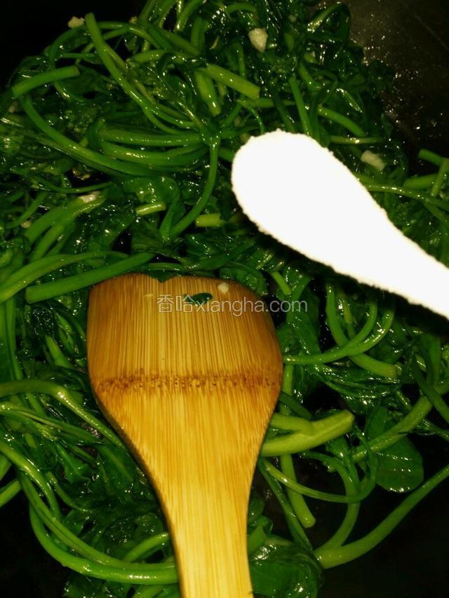 放菜心大火翻炒
放入适量盐。